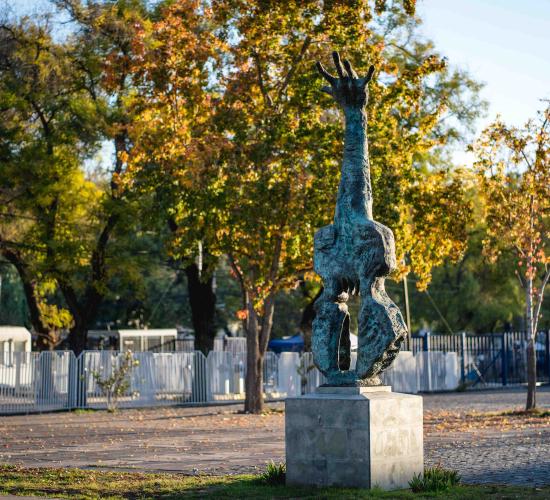 Escultura en memoria de Victor Jara y la violación a los derechos humanos en Chile durante la dictadura cívico militar de Augusto Pinochet. Representa una guitarra en la que el diapasón es reemplazada por un brazo, finalizando en una mano. 