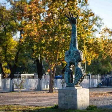 Escultura en memoria de Victor Jara y la violación a los derechos humanos en Chile durante la dictadura cívico militar de Augusto Pinochet. Representa una guitarra en la que el diapasón es reemplazada por un brazo, finalizando en una mano. 