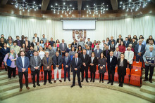 Foto grupal en el salón de honor de los asistentes