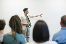 Académico realiza ponencia frente a estudiantes