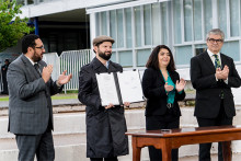 Presidente Boric junto a autoridades de gobierno con el documento fin al CAE