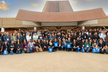 Autoridades y estudiantes en frontis Planetario