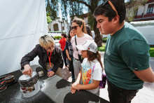 Personas participan de stand en Festival de Ciencia Usach