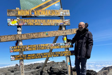 Jorge Canto en hito que anuncia la llegada a la cumbre del Kilimanjaro