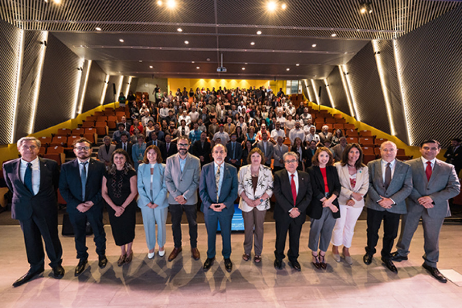 Rector, subsecretario de Educación Superior y equipo deL Gobierno Universitario posan junto a la audiencia que asistió a la cuenta pública 2024 en el auditorio FAE