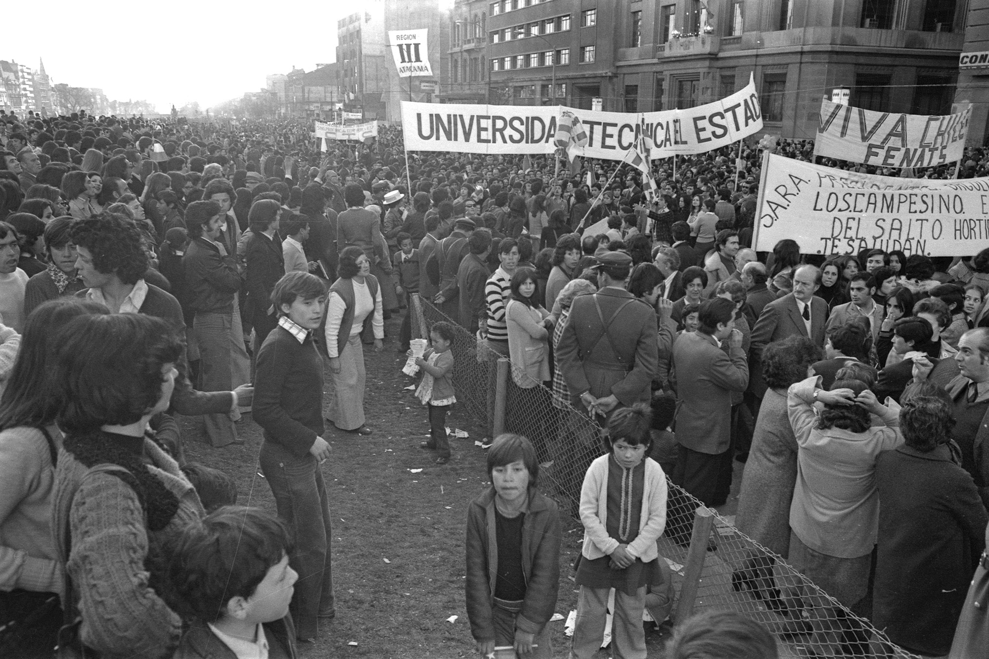 Imagen referente a la actividad, donde se ve un grupo de personas protestando en los años de la universidad técnica del estado