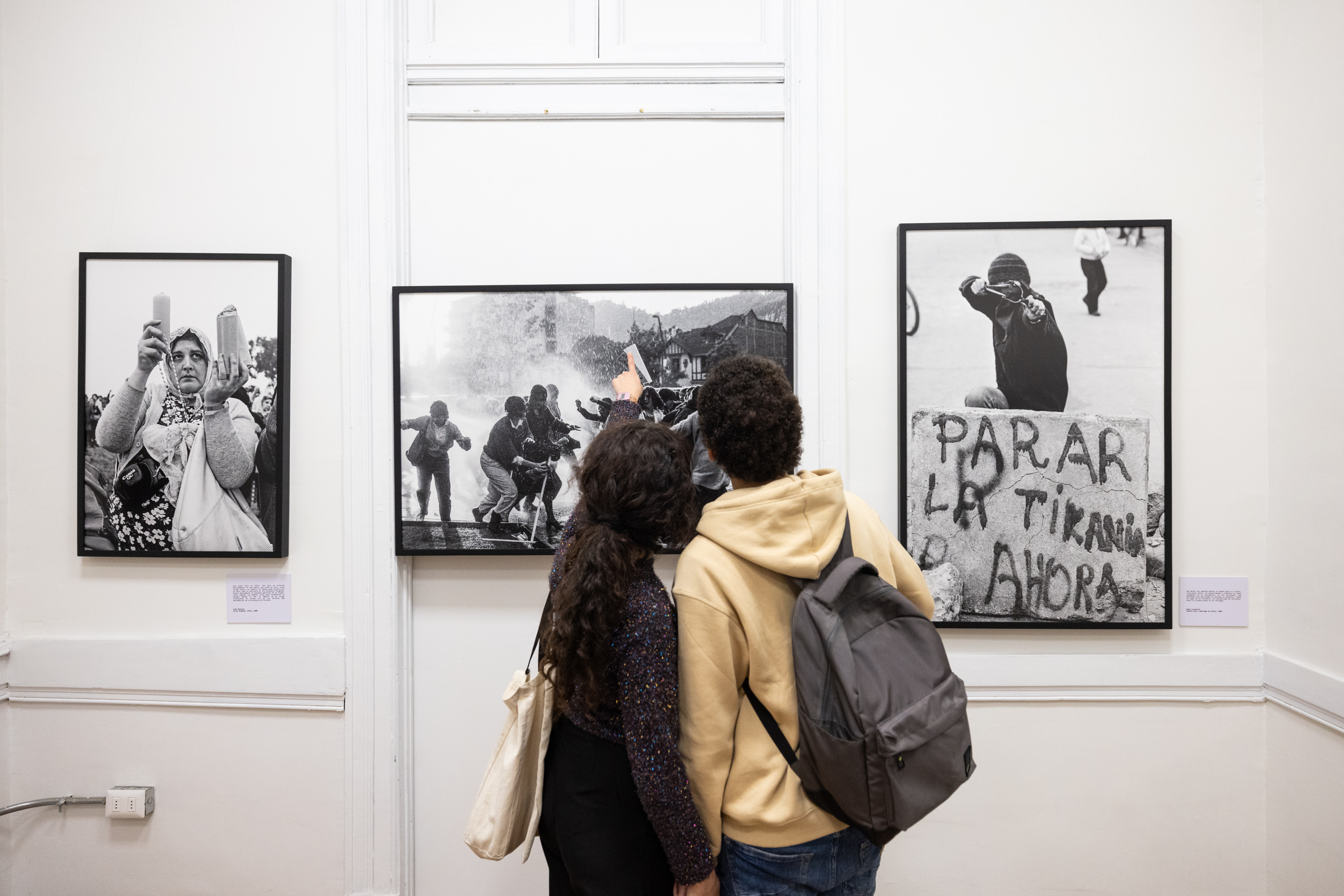 Imagen referente a la actividad, donde se ve a dos personas en una exposición.