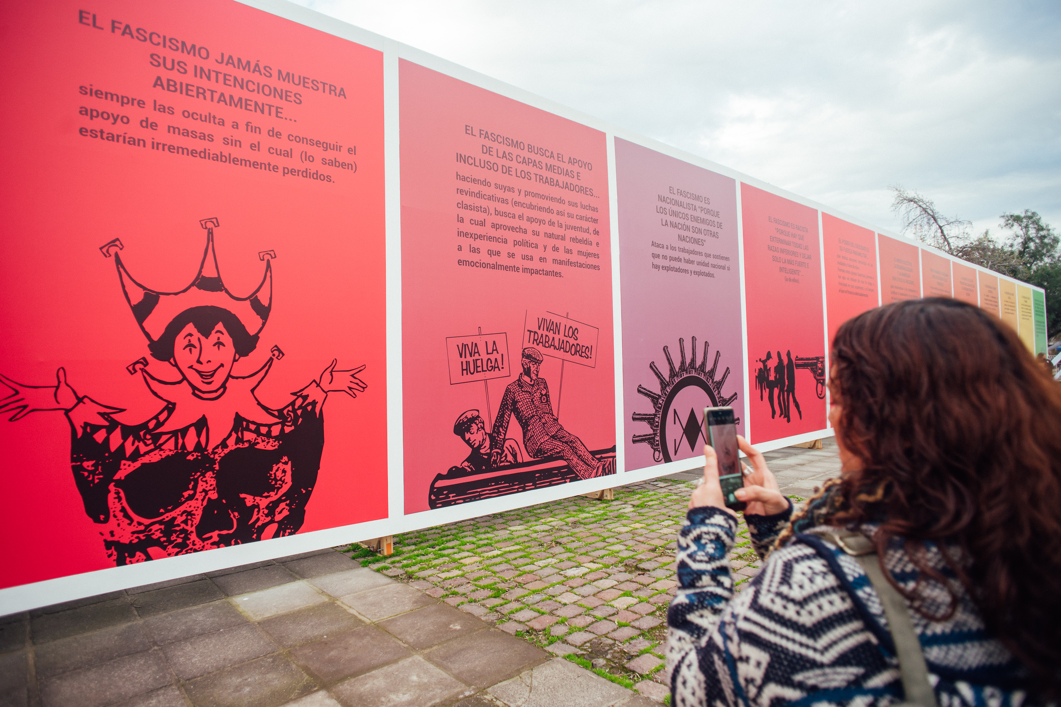 Fotografía de la exposición «Por la vida…¡Siempre!» en el campus universitario.