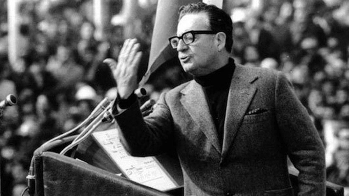 Foto de salvador allende en un discurso a publico.