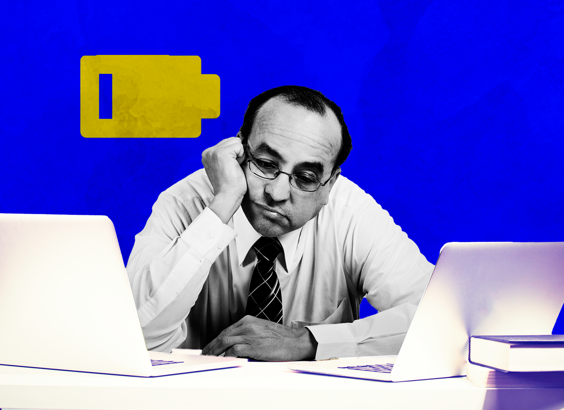 Persona cansada sobre un escritorio