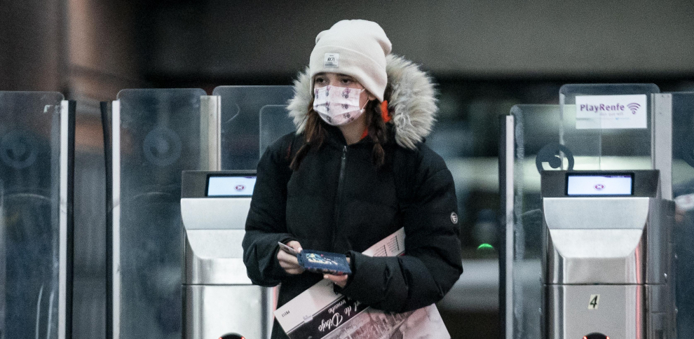 Mujer con mascarilla