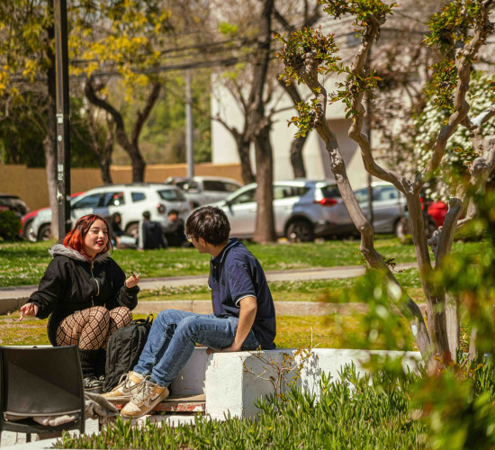 Foto de estudiantes en el campus.