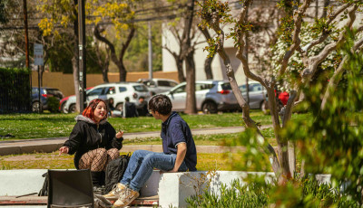 Foto de estudiantes en el campus.