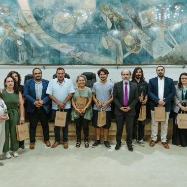 Foto con participantes de la Entrega de Premios VIME Usach por trayectorias destacadas