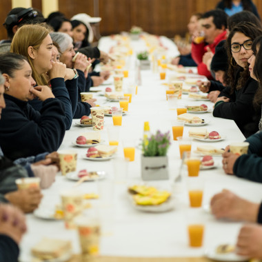 Trabajadoras y Trabajadores disfrutando del desayuno colectivo realizado en el Casino Central Usach