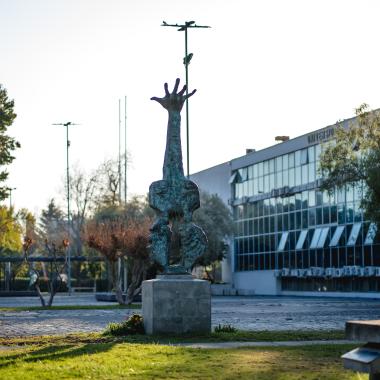 Escultura Usach Víctor Jara y casa central