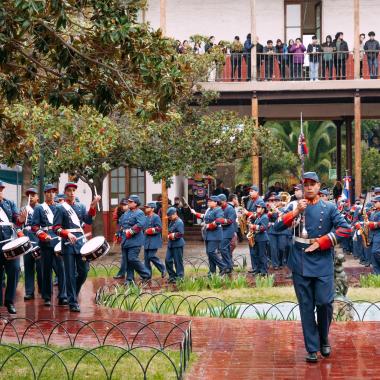 Estudiantes rindiendo homenaje como Soldados de infantería que combatieron en la guerra del pacifico.