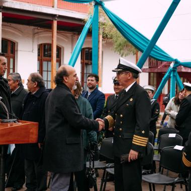 La ceremonia contó con la presencia de autoridades universitarias y de la Armada de Chile.