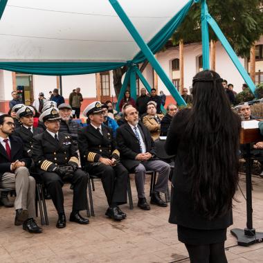 Profesora emérita Usach, Dra. Carmen  Norambuena Carrasco hablando en la Ceremonia  de homenaje a los héroes de la EAO