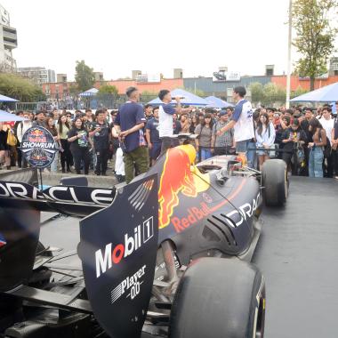 Red Bull presentaron vehículos de competición Fórmula 1 y Rally Dakar en la explanada del Planetario Usach