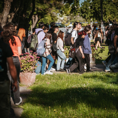 Estudiantes recorriendo el campus