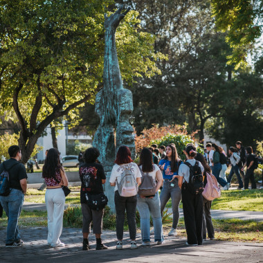 Estudiantes frente el monumento Víctor jara.