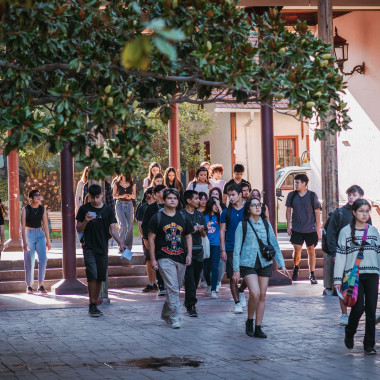 Estudiantes recorriendo el patio de la Escuela de Artes y Oficios (EAO)