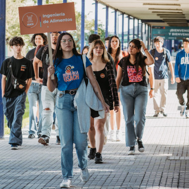 Estudiantes caminando por el campus universitario