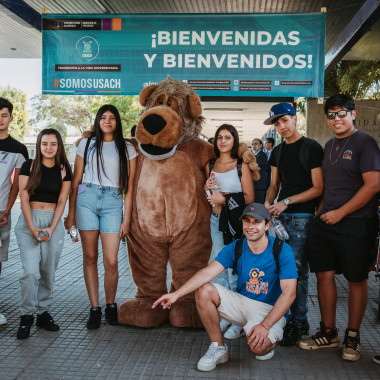 Foto grupal de estudiantes junto al cachorro