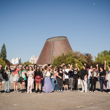 Foto grupal de estudiantes frente el planetario