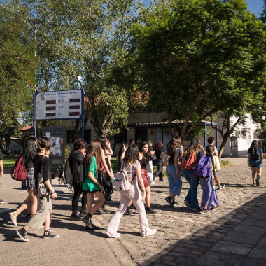 Estudiantes caminando por el campus