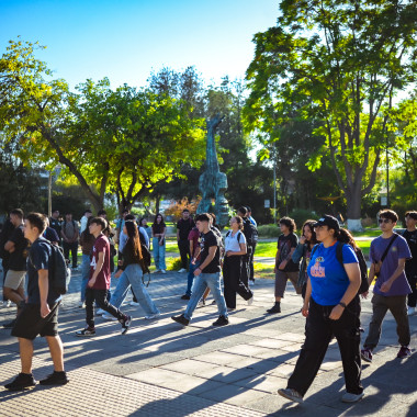 Estudiantes recorriendo en el campus universitario