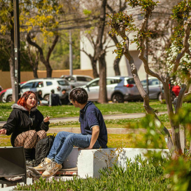 Foto de estudiantes en el campus.