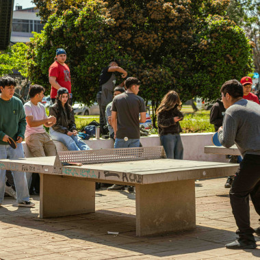 Foto de estudiantes en el campus.