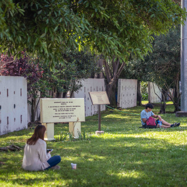 Foto de estudiantes en el campus.