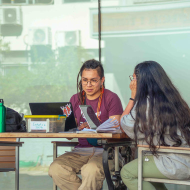 Foto de estudiantes en el campus.