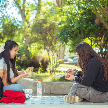 Foto de estudiantes en el campus.