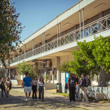 Foto de estudiantes en el campus.