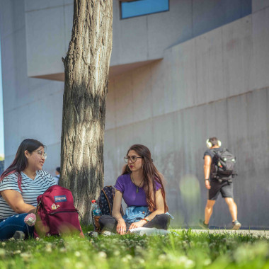 Foto de estudiantes en el campus.