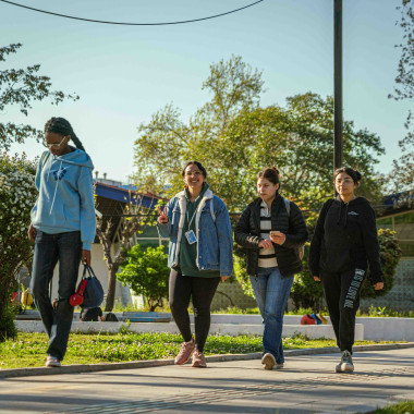 Foto de estudiantes en el campus.