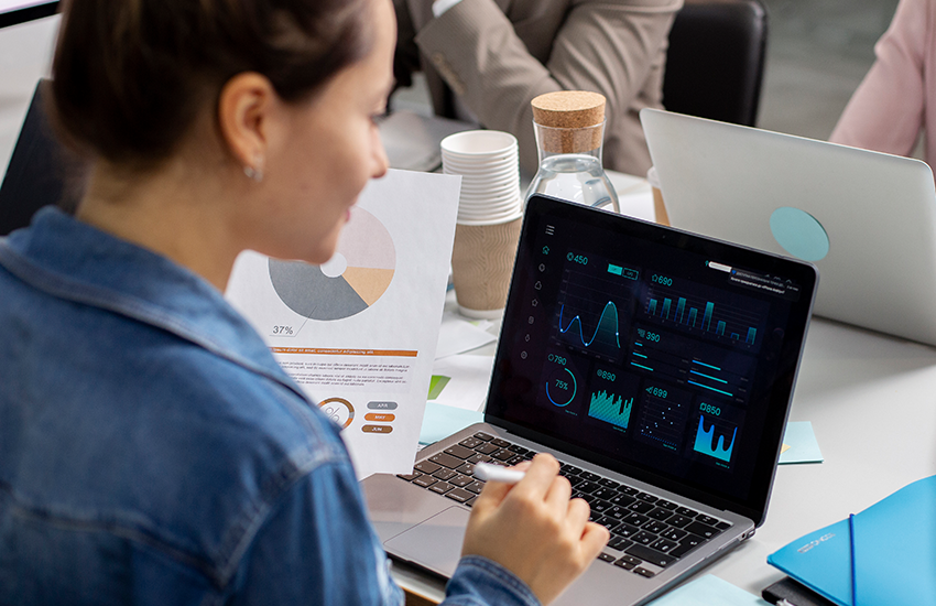 Mujer utilizando un computador. 