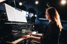 Mujer tocando el piano