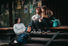 Estudiantes comparten sentados en escalera