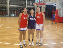 Seleccionadas posan frente a la cámara en una cancha de básquetbol