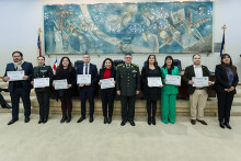 Personas reciben diploma