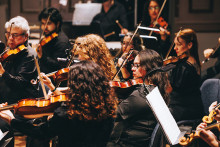 Violinistas de la orquesta Usach