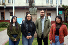 4 personas posan frente a la cámara en un sector de la EAO