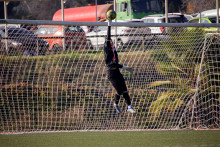 Arquero selección de fútbol Usach, entrenando en campus deportivo