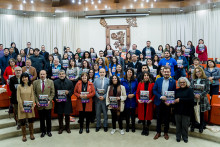 asistentes a la actividad posan frente a la cámara en el Salón de Honor Usach