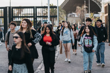 Estudiantes entrando por el acceso principal Usach